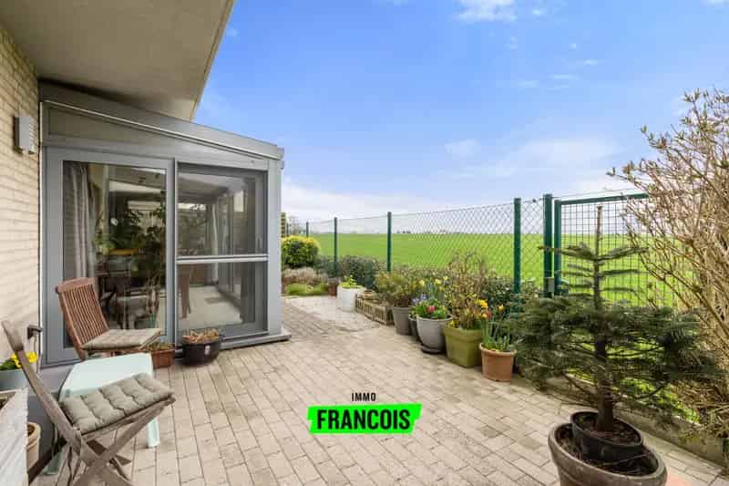 Ruim gelijkvloers 1-slaapkamerappartement, 2 PARKEERPLAATSEN, met tuin, veranda en carport in kleine residentie!
