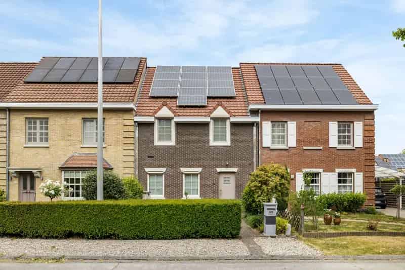 Gezinswoning te huur met tuin garages en zonnepanelen