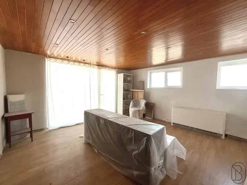 Te renoveren woning met atelier en tuin