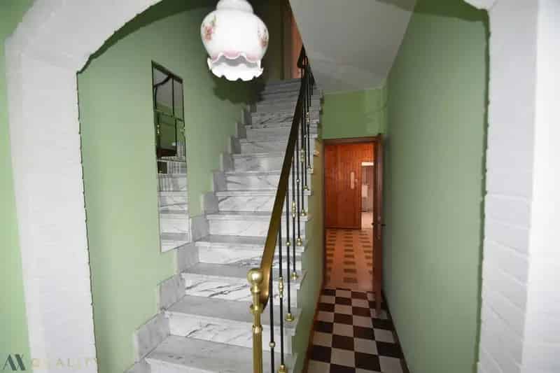 te renoveren Half-open woning met koer op 01 are 77 ca