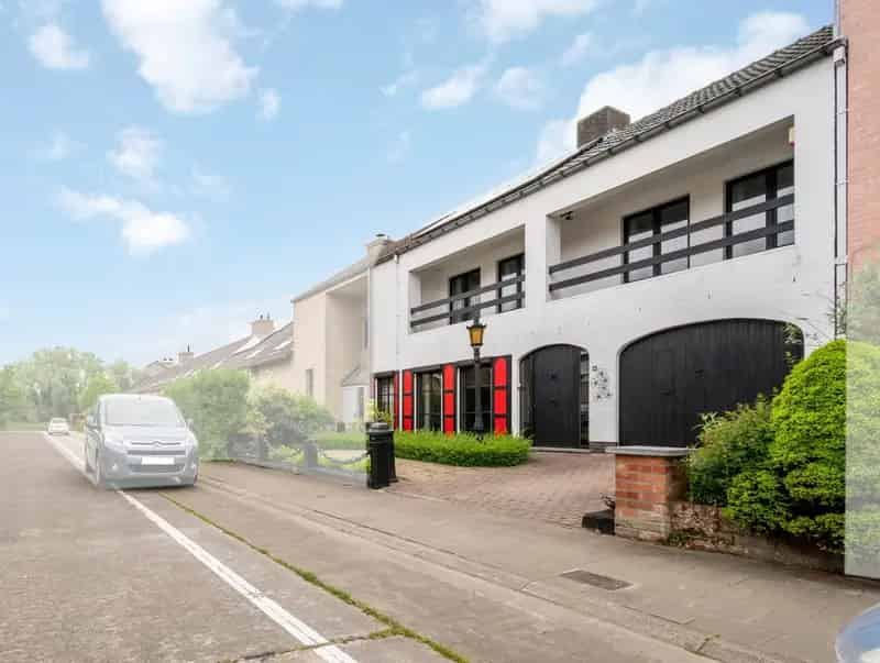 Ruime woning met tuin en bijgebouwen in rustig Sint-Kruis.