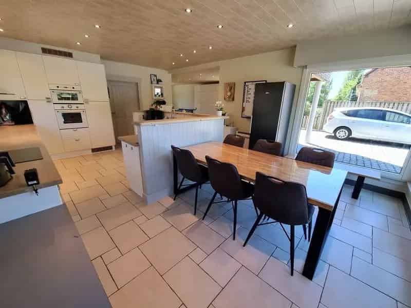 Vernieuwde woning, zeer rustig gelegen met 3 tot 4 slaapkamers.  Extra kamers mogelijk dankzij de ruime zolder.