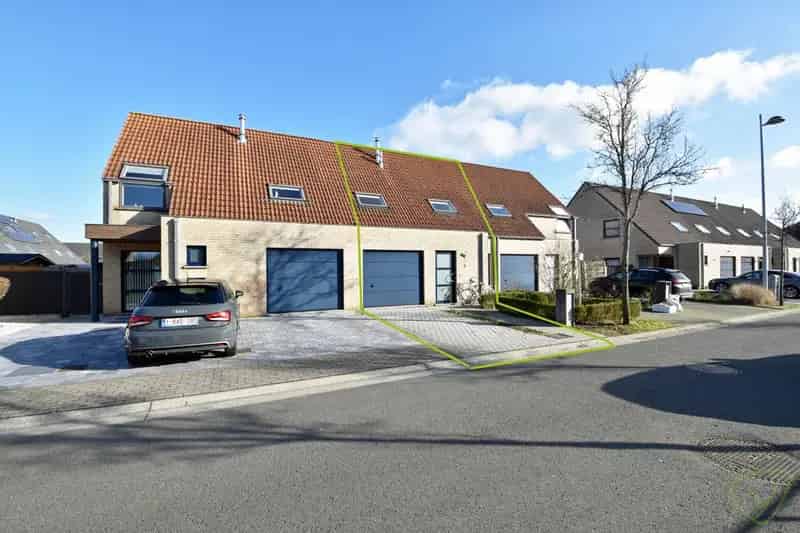 Modern afgewerkte en zeer verzorgde woning met een zonnnige tuin gelegen in een rustige woonwijk!
