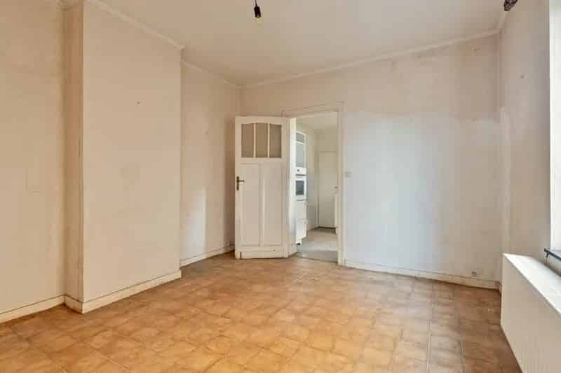 Te renoveren 3-gevel woning met 3 slaapkamers