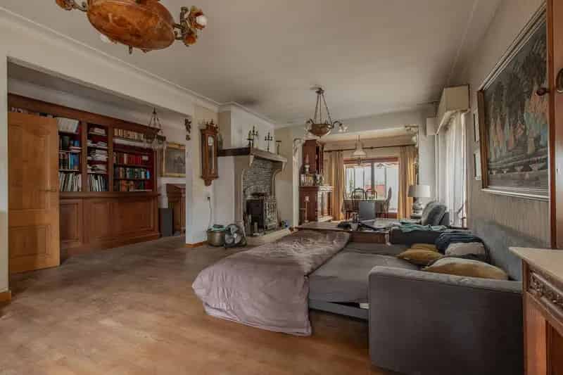 Te moderniseren, halfopen gezinswoning