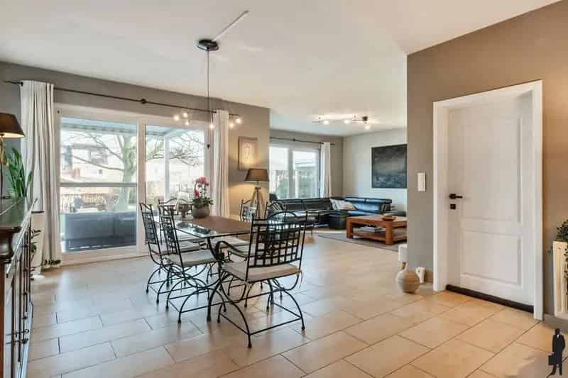 Ruime woning (ca. 225m²) met 3 grote slk’s, garage en mooie tuin op 726m²