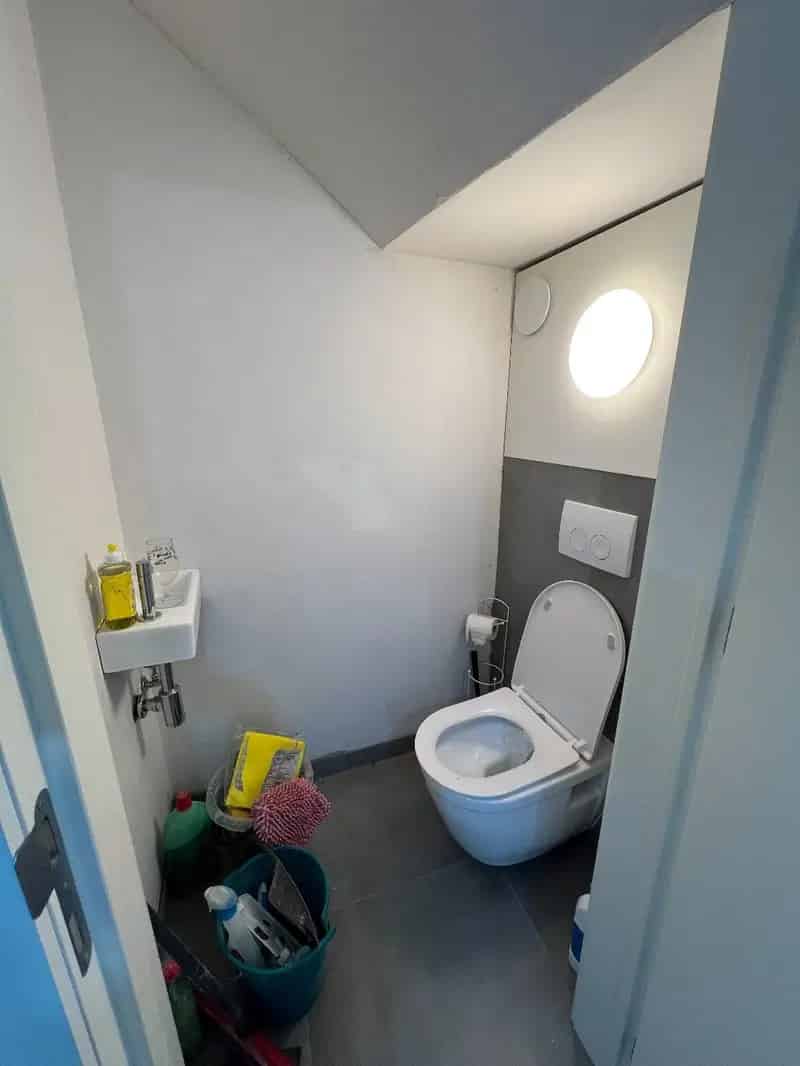 Modern handelspand van +/- 44,2m² met vitrineraam in centrum