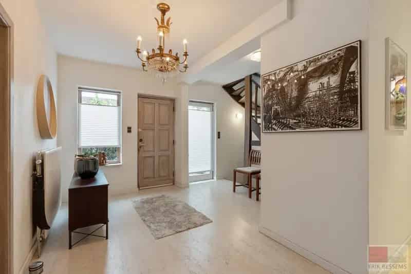 Karaktervolle woning uit 1980 bevindt zich op een perceel van maar liefst 1.399 m² en biedt een bewoonbare oppervlakte van 278 m²