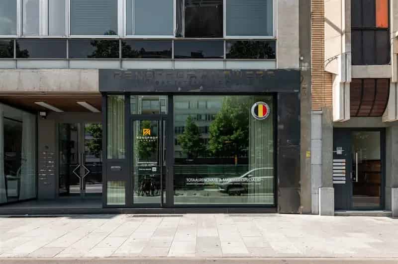 Luxueuze winkelruimte of kantoor vlakbij Rooseveltplaats, Centraal Station en Antwerpse Meir.