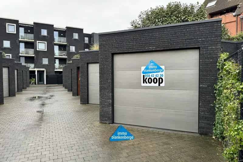 Gelijkvloerse garagebox in afgesloten garagecomplex