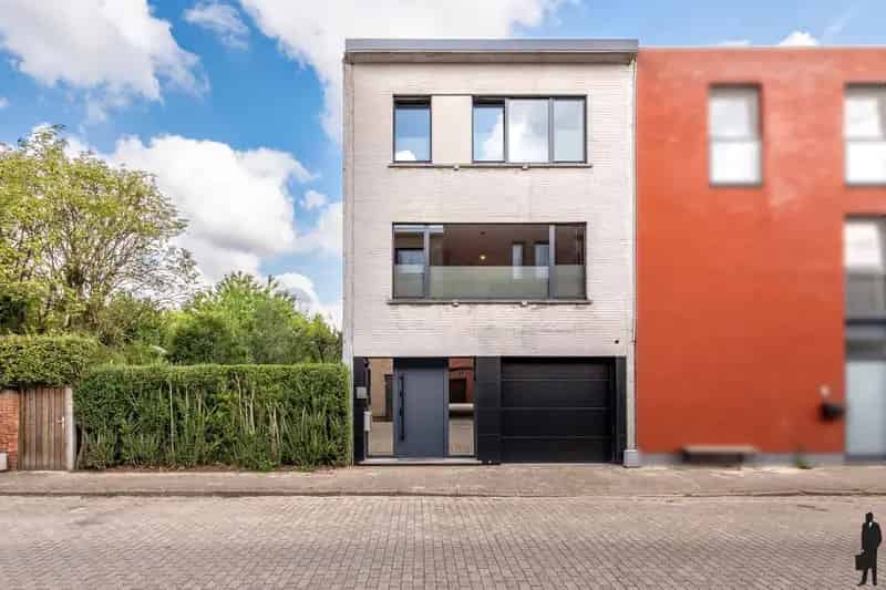 Bel-etage woning met 3slks, inpandige garage en hobbyruimte