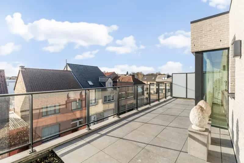 Knap hedendaags dakkappartement met ruime terrassen vlak bij het centrum