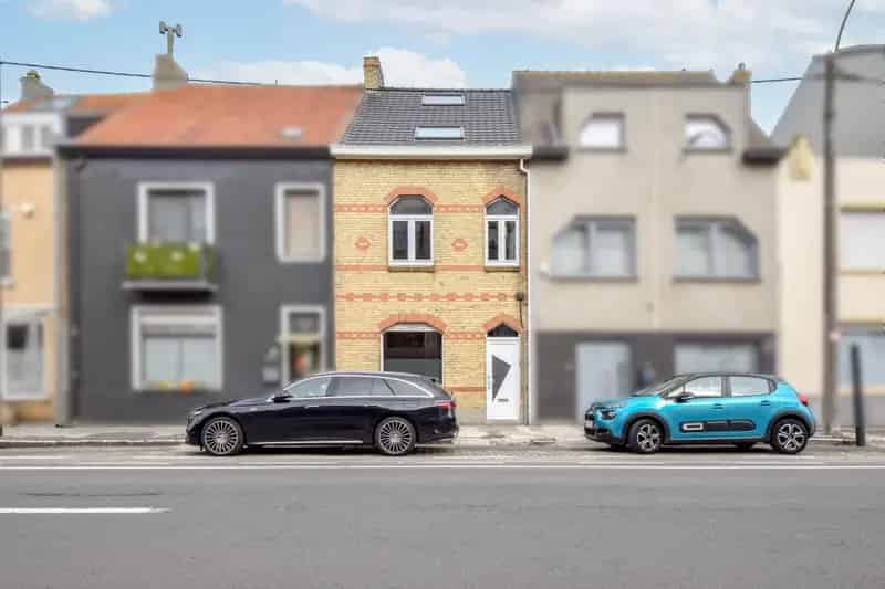 Ruime gezinswoning met 4 slaapkamers, tuin en garage – ideaal renovatieproject te Lombardsijde