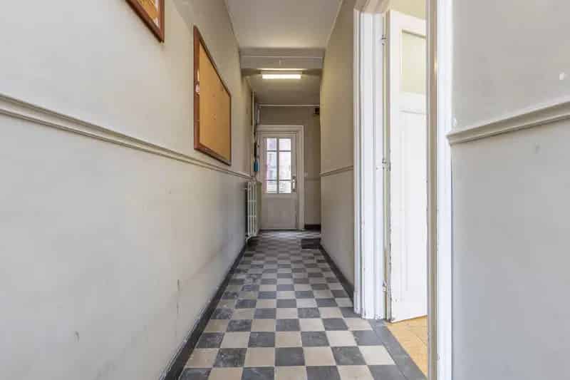 Volledig te renoveren administratief gebouw naar woning mits bestemmingswijziging