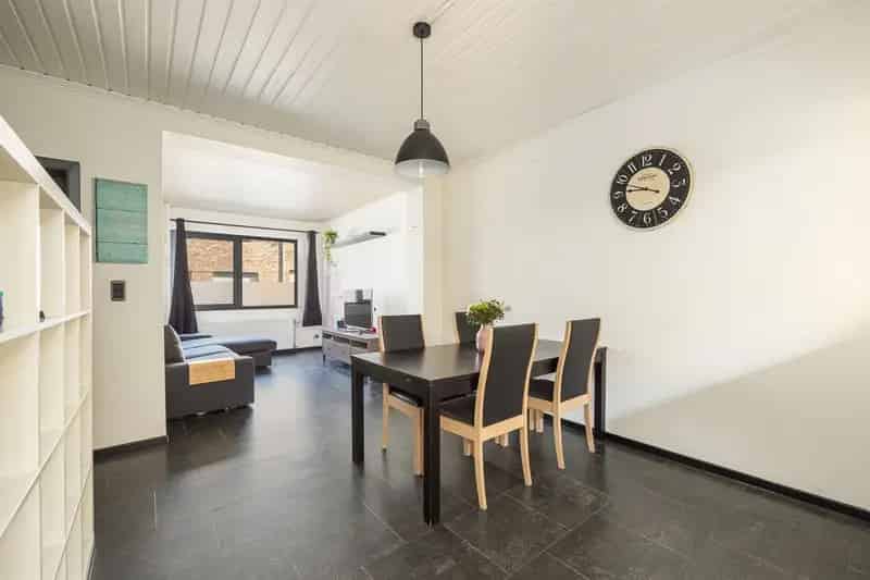 Rijwoning met 4 slaapkamers en tuin.