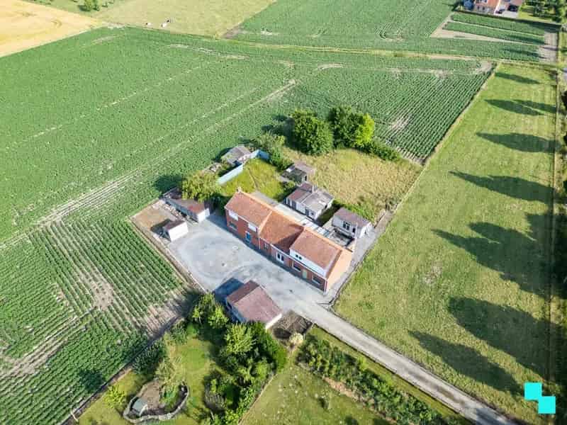 Landelijk te renoveren woning met verzichten