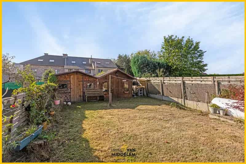 RUSTIG GELEGEN 3-GEVEL MET 4 KAMERS, TERRAS EN TUIN
