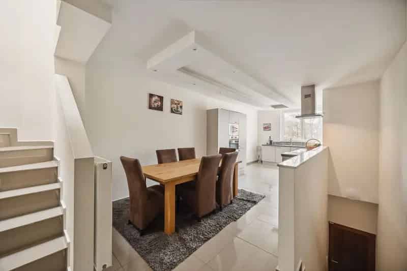 Instapklare duplex met commerciële ruimte op goede locatie te Brasschaat!