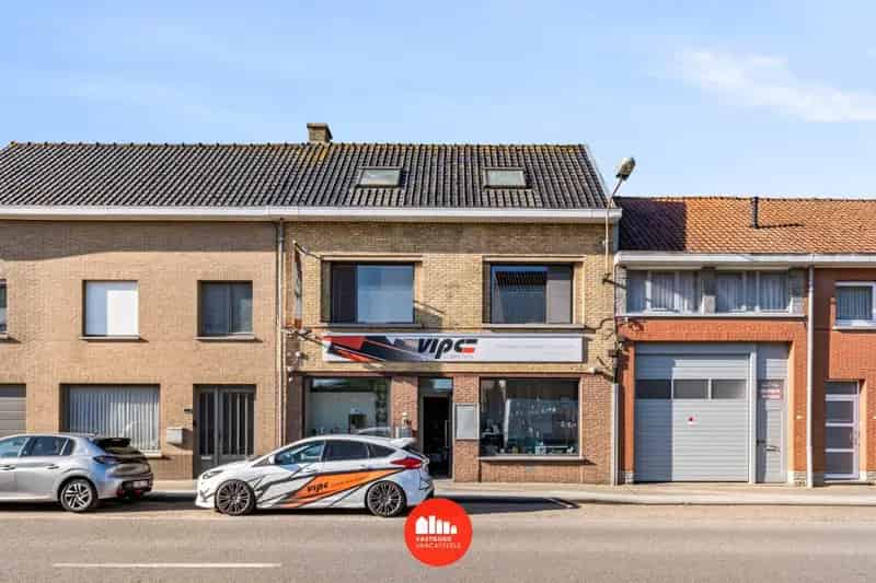 Handelsruimte met moderne woonst en zonnig terras.