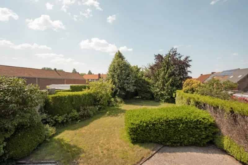 Centraal gelegen gebouw met gelijkvloerse handelsruimte, appartement met terras, extra verdieping en grote tuin
