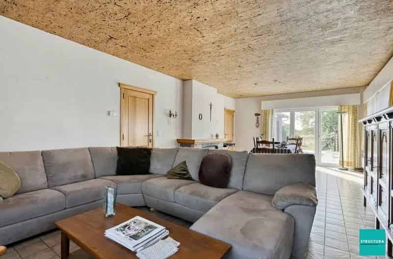 Woning met 4 kamers op terrein van 14a58ca