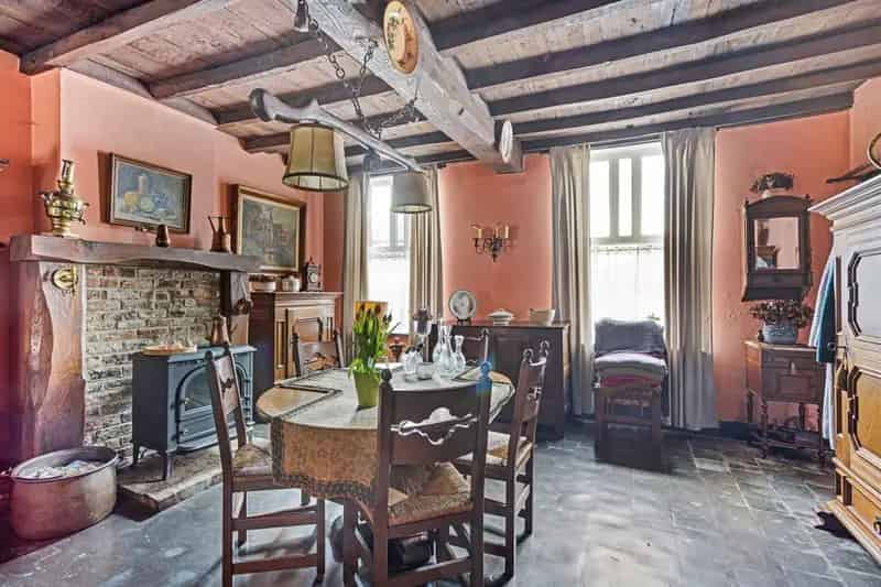 Ruime woning met karrehuis en binnenplein