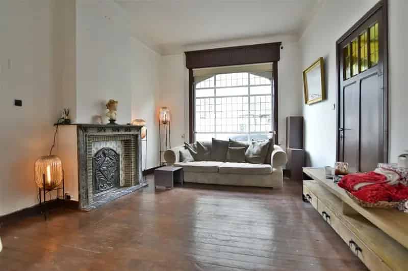 Karaktervolle, ruime woning met 6 slaapkamers, binnenkoer met jacuzzi en topligging!