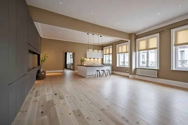 Handelswoning met goed verhuurd café en een vakantieappartement (182m²)