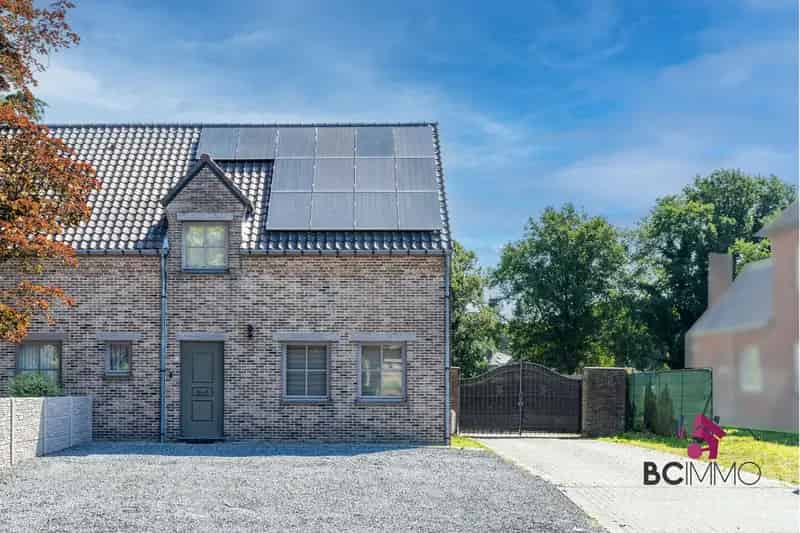Prachtige halfopen bebouwing met zwembad en ruim perceel