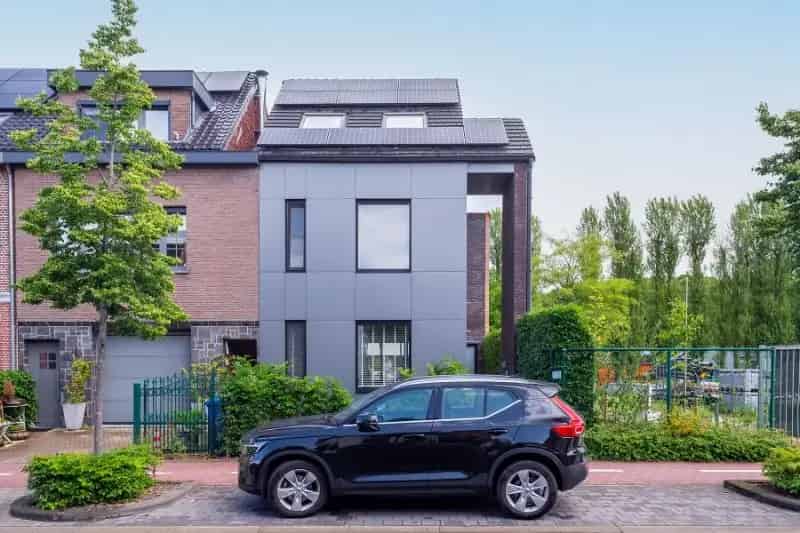 Prachtige instapklare woning met zee van ruimte, ruime tuin!!!