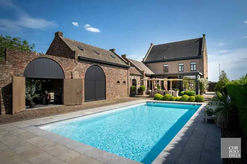 Stijlvolle herenvilla van 533 m² met zwembad, wintertuin en gastenverblijf nabij de Nederlandse grens!