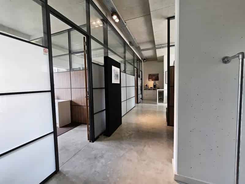 Aantrekkelijk handelspand van 200m² vanwege de gunstige locatie in het centrum van Maasmechelen en de verschillende mogelijkheden voor indeling en gebruik.