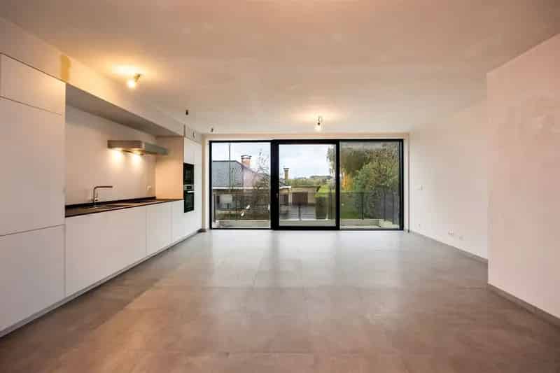 Nieuwbouwwoning met 2 slaapkamers, bureau, terras en staanplaatsen.