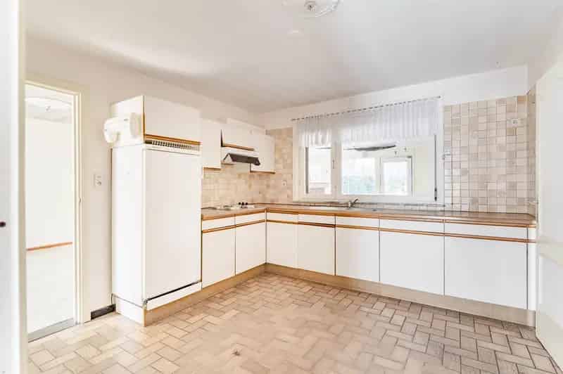 Te renoveren gelijkvloerse woning met 3 slaapkamers op 15a51ca