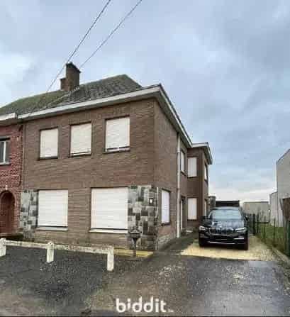 CENTRAAL GELEGEN RUIME HALFOPEN BEBOUWING