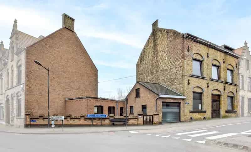 Zeer ruime te renoveren woning centrum Veurne!