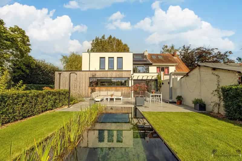High-end afgewerkte eengezinswoning met 3 slaapkamers, zwemvijver en sauna.