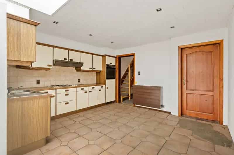 Deels gerenoveerde woning (171m²) met 3 slaapkamers, tuin en garage te koop!