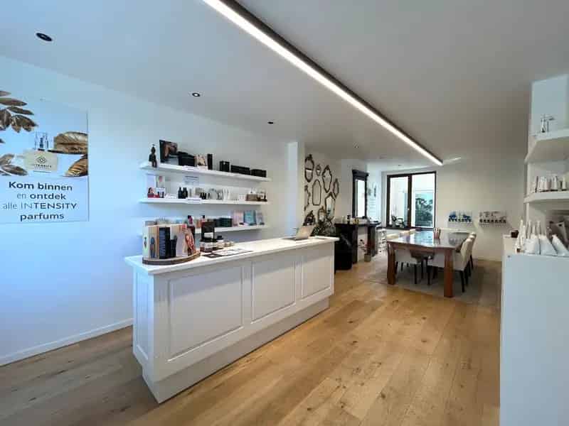 Instapklare woning met commerciële ruimte, tuin & garage te centrum Tielt!