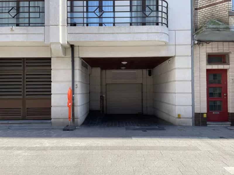 Staanplaats gelegen in een garagecomplex in een gebouw dichtbij het Stationsplein van Blankenberge.