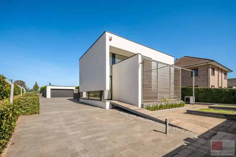 Moderne villa, gelegen op een perceel van 1.126 m², biedt 360 m² hoogwaardige woonoppervlakte