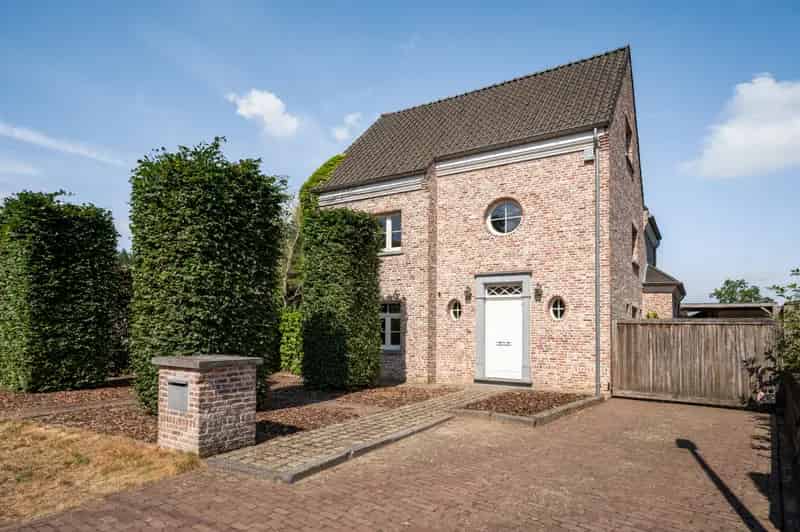 Villa te koop in Tielen: Landelijke stijl met zwembad en paardenstalling