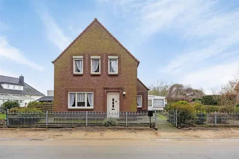 Charmante gezinswoning op een perceel van 6a met 3 (+1) slaapkamers, fijne tuin, centraal maar rustig gelegen nabij het centrum van Maaseik.