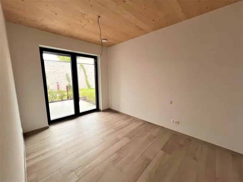 Nieuwbouw appartement met 1 slaapkamer, terras en auto staanplaats