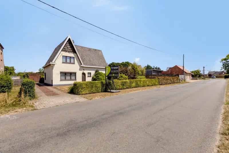 Te renoveren woning met 3 slpks op de grens tussen Geel en Sint-Jozef Olen !