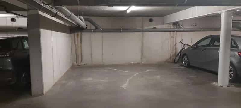 Ondergrondse Staanplaats In Afgesloten Gebouw.