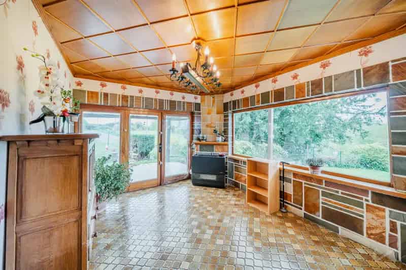 Huis te Huur Te Renoveren Villa met Potentieel