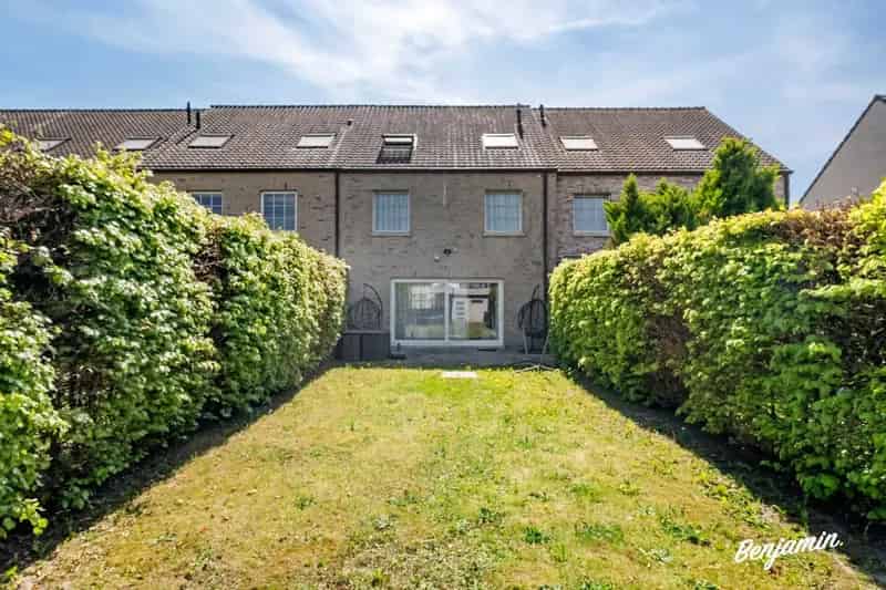 Recente, instapklare woning met 4 slaapkamers, tuin en carport in Kortrijk-centrum