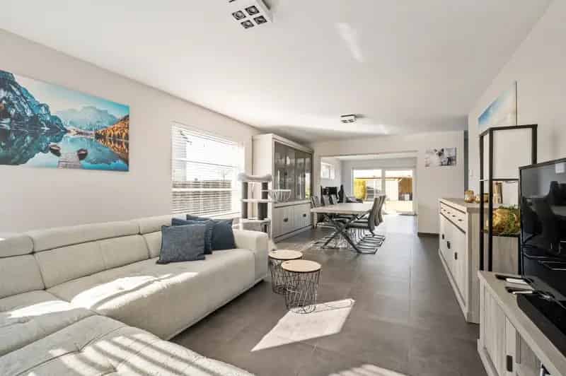 Centraal gelegen woning met 3 slaapkamers, garage en tuin.