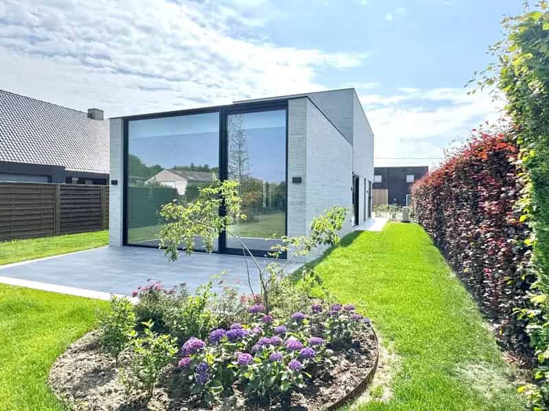 VOLLEDIG AFGEWERKTE OPEN BEN-WONING